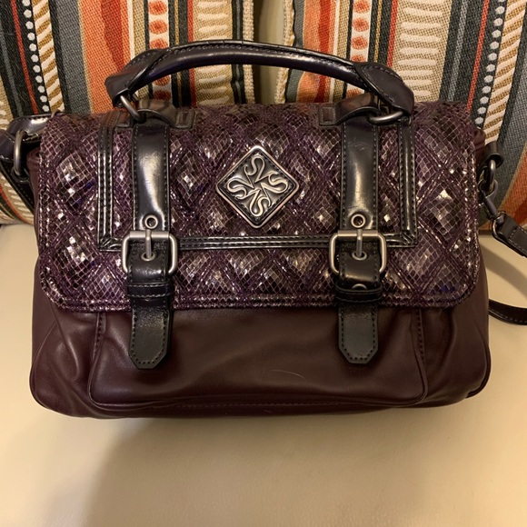 Vera Wang Handbags - Beautiful Vera Wang plum purse with black accents.